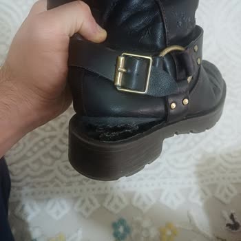 FLO Botunun Üst Kaplaması Kendiliğinden Soyuldu Ve Arka Topuklar Açıldı