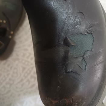 FLO Botunun Üst Kaplaması Kendiliğinden Soyuldu Ve Arka Topuklar Açıldı