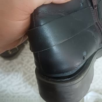 FLO Botunun Üst Kaplaması Kendiliğinden Soyuldu Ve Arka Topuklar Açıldı