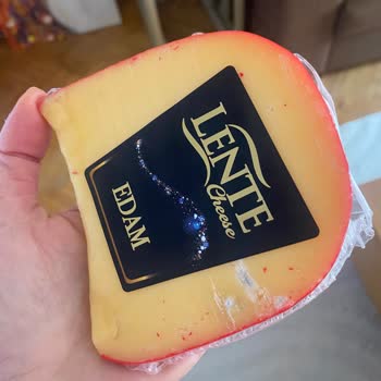 Uzun Son Kullanma Tarihli Edam Peyniri Küf Kaplaması Güven Kırıcı