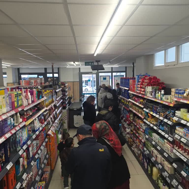 Yoğun Saatlerde Tek Kasa Açık Olması Müşterileri Bekletiyor