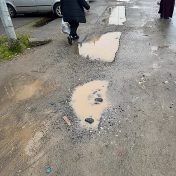 Karasu’da Sahil Çöpleri Ve Bozuk Yollar Vatandaşı Sağlığını Tehlikeye Atıyor
