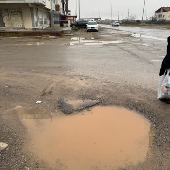 Karasu’da Sahil Çöpleri Ve Bozuk Yollar Vatandaşı Sağlığını Tehlikeye Atıyor