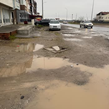 Karasu’da Sahil Çöpleri Ve Bozuk Yollar Vatandaşı Sağlığını Tehlikeye Atıyor
