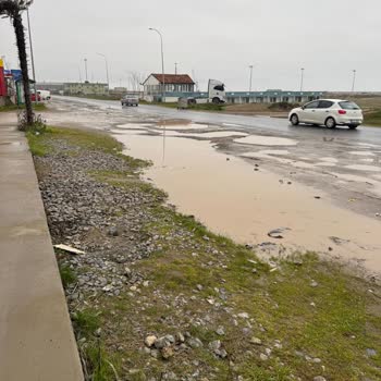 Karasu’da Sahil Çöpleri Ve Bozuk Yollar Vatandaşı Sağlığını Tehlikeye Atıyor