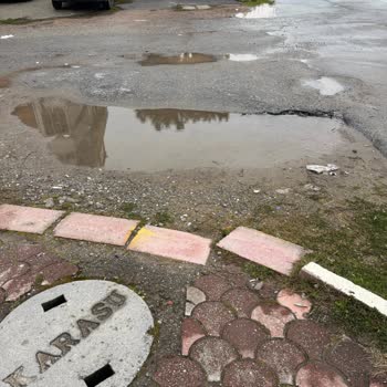 Karasu’da Sahil Çöpleri Ve Bozuk Yollar Vatandaşı Sağlığını Tehlikeye Atıyor