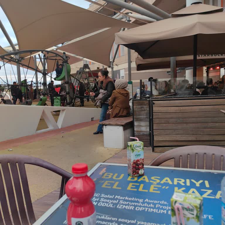 Optimum AVM (İzmir) Çocuk Alanında Sigara İçilmesi