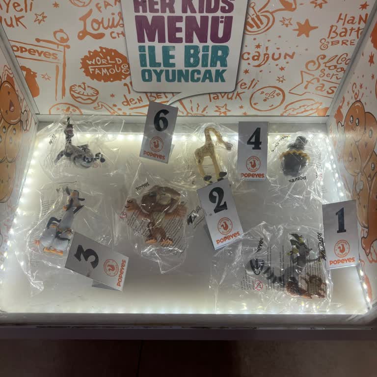 Popeyes Çocuk Menüsünde Penguen Oyuncağı Verilmedi, Personel Vitrini Açmadı