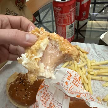 Popeyes Erzincan Şubesinde Çiğ Tavuk Menüsü Sağlık Riskine Yol Açtı