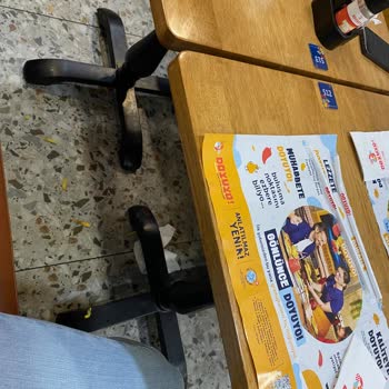 AVM Şubesinde Hijyen Eksikliği Ve Masaların Temizlenmemesi