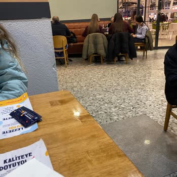 AVM Şubesinde Hijyen Eksikliği Ve Masaların Temizlenmemesi