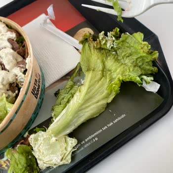 Novaland AVM Usta Dönerci Salatasında Bozulmuş Marul Ve Hijyen Sorunu