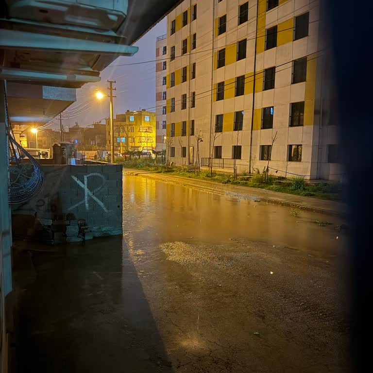 Yağmur Sularının Sokakta Göl Oluşturması Ve Büyük Çukurun Yol Güvenliğine Tehdidi