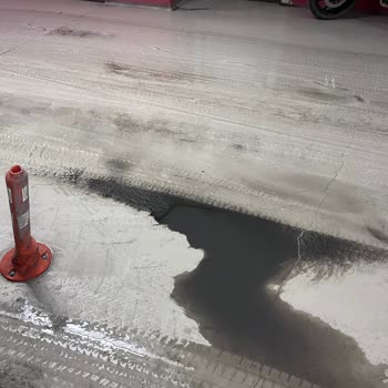 Vadi İstanbul AVM Otopark Girişindeki Kaygan Zemin Ve Güvenlik İhmalı