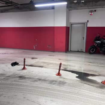 Vadi İstanbul AVM Otopark Girişindeki Kaygan Zemin Ve Güvenlik İhmalı