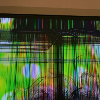 Servis Çalışması Sırasında TV Paneli Çatladı Ve Ücretsiz Değişim Talep Ediyorum