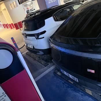 Şarj İstasyonunda Şarj Etmeden Park Eden Tesla’ya Blokaj Cezası Talebi