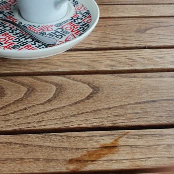 Temizlenmemiş Masalar Ve Sızıntılı Kahve Servisi