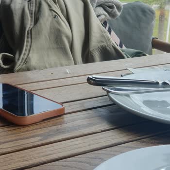 Temizlenmemiş Masalar Ve Sızıntılı Kahve Servisi