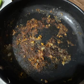 Karaca Züccaciye Ne Yaparsam Yapayım Yemekleri Sürekli Yapıştırıyor