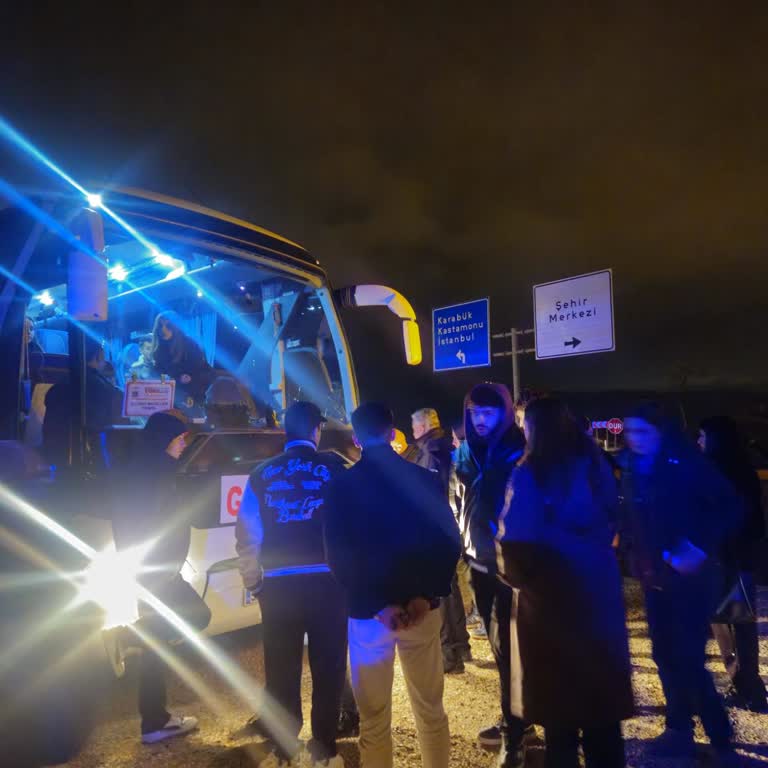 Tur Araç Arızası Ve Yardım Eksikliği Nedeniyle 7 Saat Soğukta Mahsur Kalan Yolcular