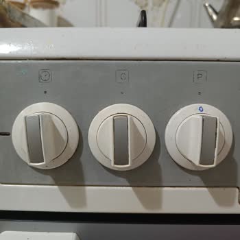 Arçelik 9540 H Model Fırının Düğme Yazılarının Silinmesi Nedeniyle Kullanım Zorluğu