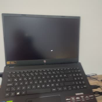 Acer Nitro V15 Dizüstü Bilgisayarındaki Ekran Sararması Yeni Satışta Ayıplanıyor