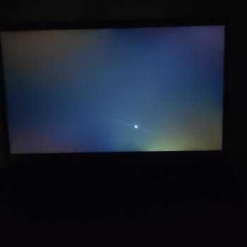 Acer Nitro V15 Dizüstü Bilgisayarındaki Ekran Sararması Yeni Satışta Ayıplanıyor