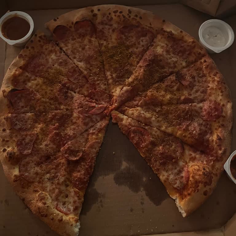 Bol Sarımsaklı Pizzada Sarımsak Sosu, Kenar Ve Ekstra Malzemeler Eksik