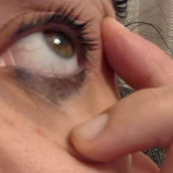 Nivea Çift Fazlı Göz Makyaj Temizleyicisi Suya Dayanıklı Makyajı Çıkarma Sözüne Uymuyor