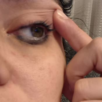 Nivea Çift Fazlı Göz Makyaj Temizleyicisi Suya Dayanıklı Makyajı Çıkarma Sözüne Uymuyor