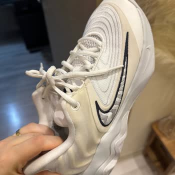 Az Kullanılmış Nike Basketbol Ayakkabısının Hızlı Sararması Ve Değişim Talebi
