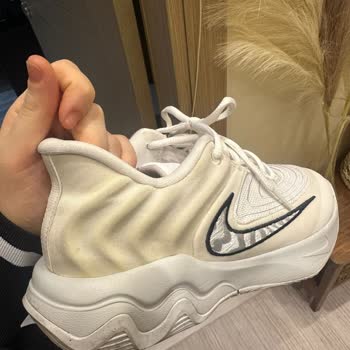 Az Kullanılmış Nike Basketbol Ayakkabısının Hızlı Sararması Ve Değişim Talebi