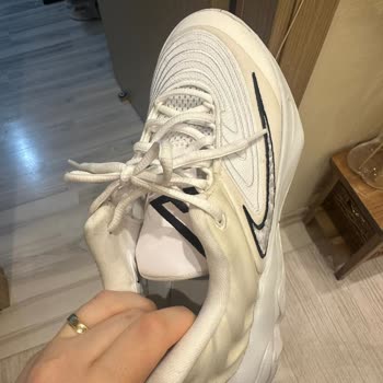 Az Kullanılmış Nike Basketbol Ayakkabısının Hızlı Sararması Ve Değişim Talebi