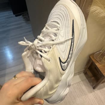 Az Kullanılmış Nike Basketbol Ayakkabısının Hızlı Sararması Ve Değişim Talebi
