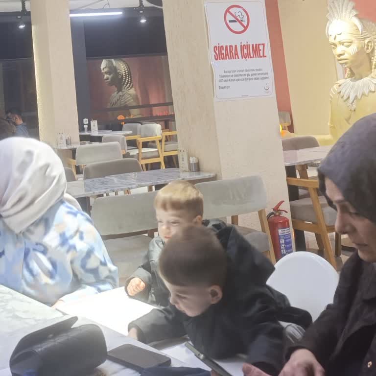 İçeride Sigara Yasağını İhlal Eden Ve Müşteriyi Küçümseyen Kafe