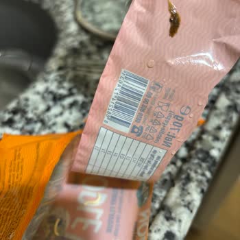 Köri Çeşnili Noodle Ürünün İçinde Canlı Bulunması