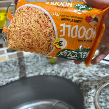 Köri Çeşnili Noodle Ürünün İçinde Canlı Bulunması