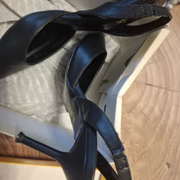 Bambi Ayakkabı Ayağa Kalktığım Anda Arka Bandı Düşüyordu