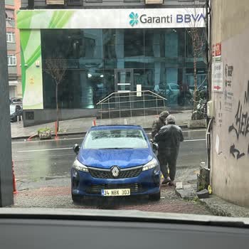 Keskinler Sokakta Tiktak Araçları Trafiği Engelliyor Ve Acil Durumları Tehlikeye Atıyor