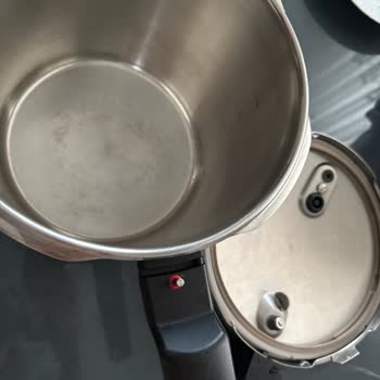 Fişler Düdüklü Tencere Yanıyor Ve Tam Pişirmiyor, Değişim Talebi