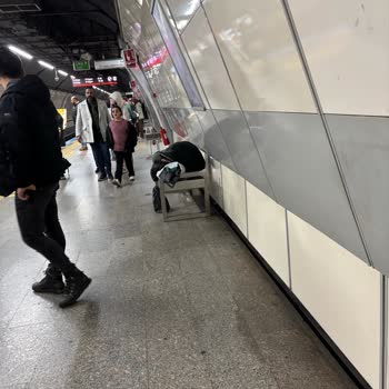 Şişli Mecidiyeköy İstasyonunda Peronlarda Yatan Evsizler Güvenliği Tehdit Ediyor