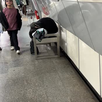 Şişli Mecidiyeköy İstasyonunda Peronlarda Yatan Evsizler Güvenliği Tehdit Ediyor