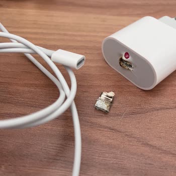 Apple USB-C'den Lightning'e Kablo İlk Kullanımda Eridi, Ürün Güvenliği Sorgulanıyor