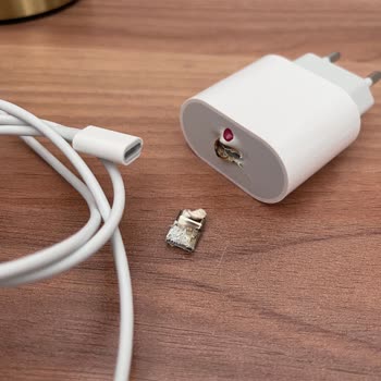 Apple USB-C'den Lightning'e Kablo İlk Kullanımda Eridi, Ürün Güvenliği Sorgulanıyor