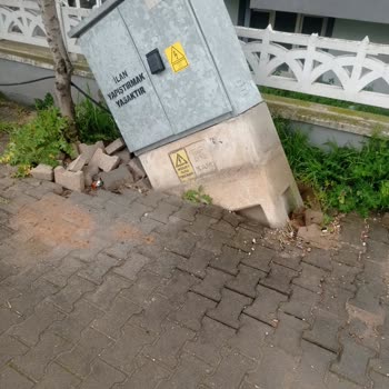 UEDAŞ’ın Uzun Süreli İhmali Sonucu Devrilen Elektrik Panosu Güvenlik Tehlikesi