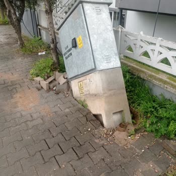 UEDAŞ’ın Uzun Süreli İhmali Sonucu Devrilen Elektrik Panosu Güvenlik Tehlikesi