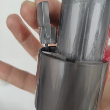 Dyson V10 Süpürgemde Parçalar Kırılıyor, Ücretsiz Değişim Talep Ediyorum