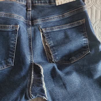 Üç Kullanımda Yırtılan Mavi Kot Pantolonun Kalite Sorunu Ve Değişim Talebi