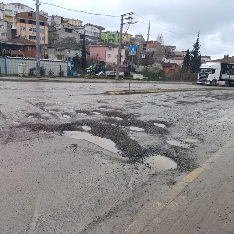 Uğur Mumcu Caddesi’ndeki Çukurlu Yol Acil Onarım Gerektiriyor